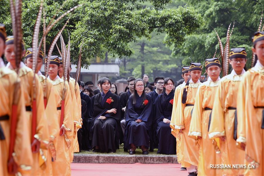 Традиционная церемония вступления во взрослую жизнь в одной из школ Дунгуаня