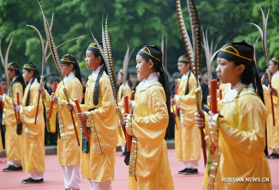 Традиционная церемония вступления во взрослую жизнь в одной из школ Дунгуаня