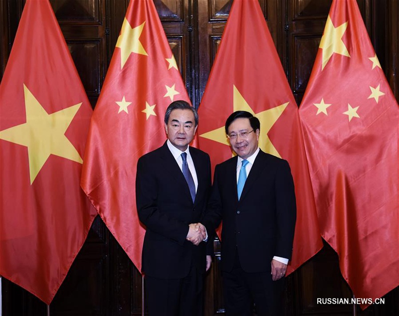 Ван И провел переговоры с вице-премьером и министром иностранных дел Вьетнама Фам Бинь Минем