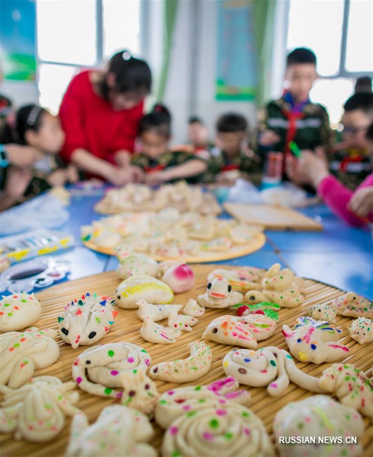 Школьники Хух-Хото учатся лепить фигурки из теста "ханьянь" на праздник Цинмин