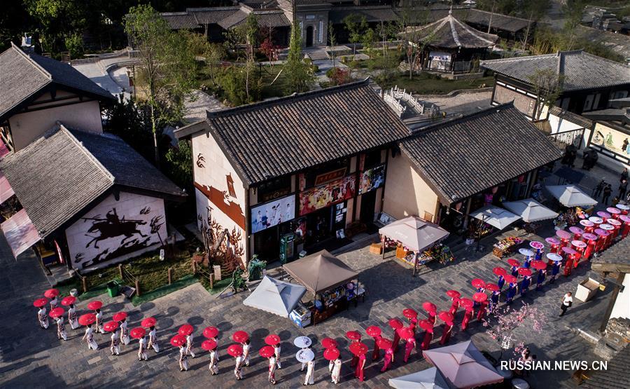 Шоу платьев ципао в древнем китайском городе Чжугэ