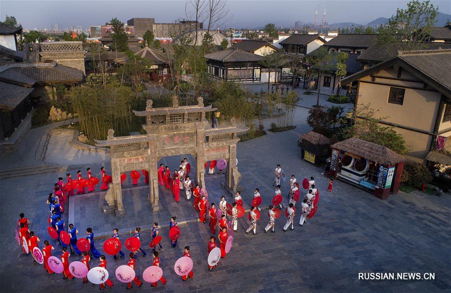 Шоу платьев ципао в древнем китайском городе Чжугэ