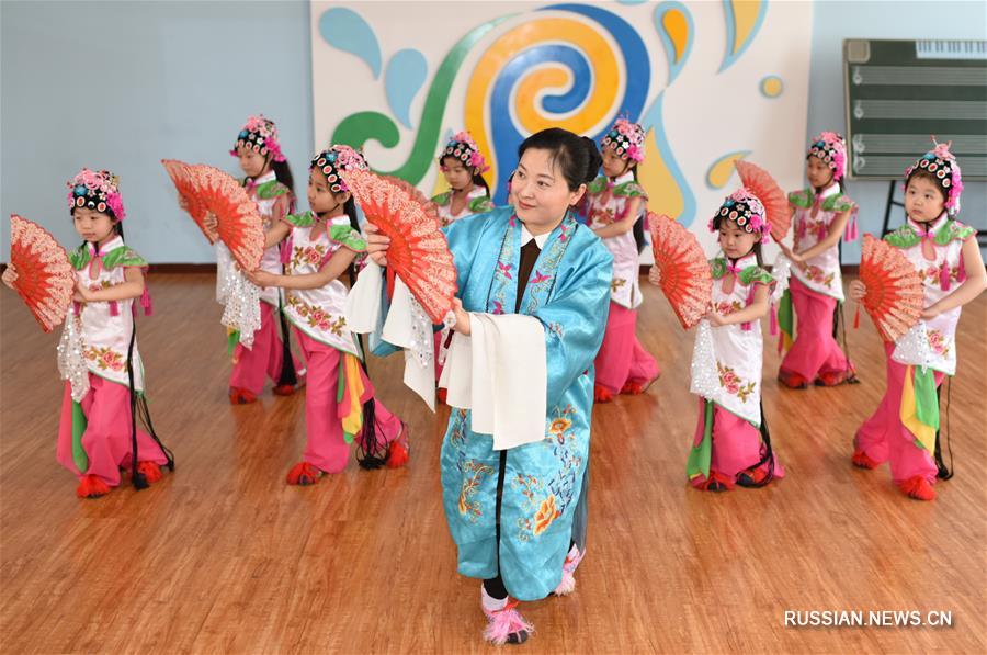 Занятия кружка традиционной музыкальной драмы в одной из начальных школ Хэншуя