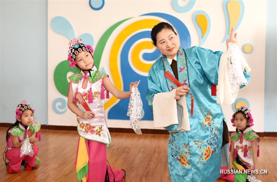 Занятия кружка традиционной музыкальной драмы в одной из начальных школ Хэншуя