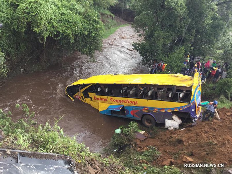 17 человек погибли в результате падения автобуса в реку в Кении
