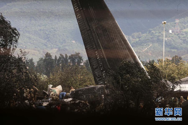 Количество жертв в результате крушения военного самолета в Алжире возросло до 257 человек
