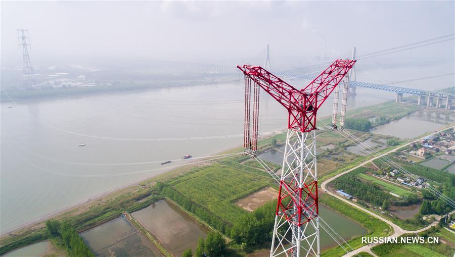 Строящаяся высоковольтная ЛЭП Чанцзи -- Гуцюань успешно преодолела Янцзы