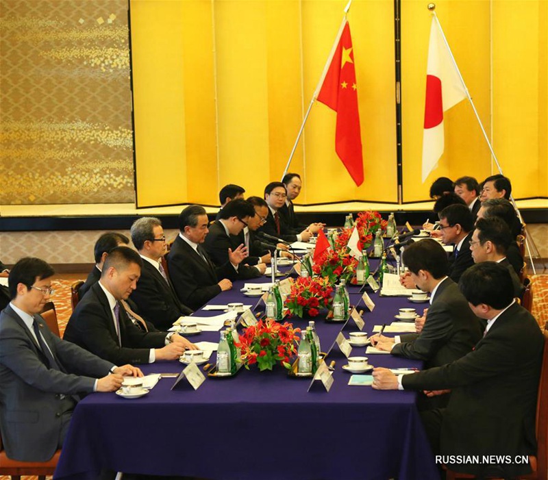 Ван И провел переговоры с министром иностранных дел Японии Таро Коно