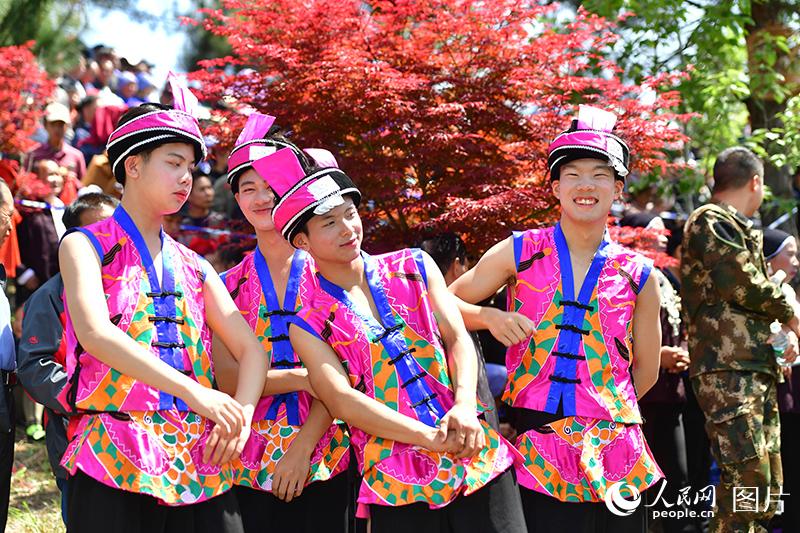 Десятки тысяч туристов отпраздновали песенный фестиваль народности дун