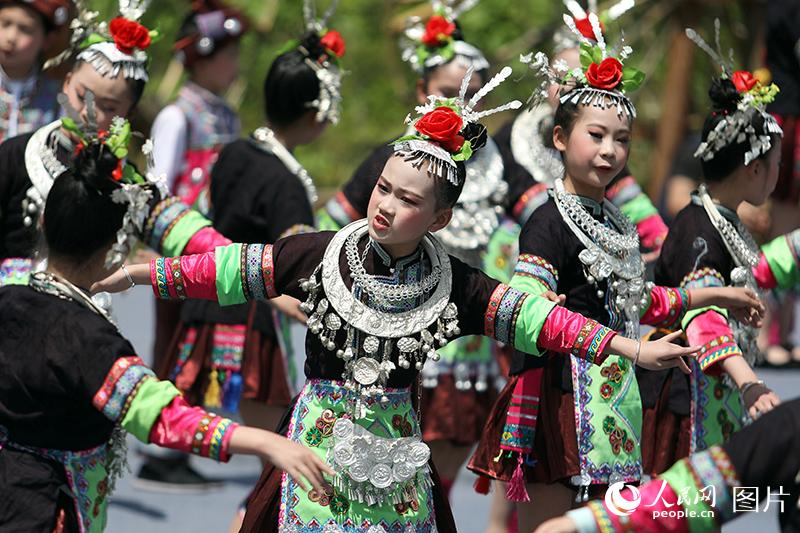 Десятки тысяч туристов отпраздновали песенный фестиваль народности дун