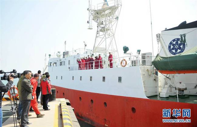 Китайское судно "Кэсюэ-3" отшвартовалось от порта Циндао для проведения морской научной экспедиции