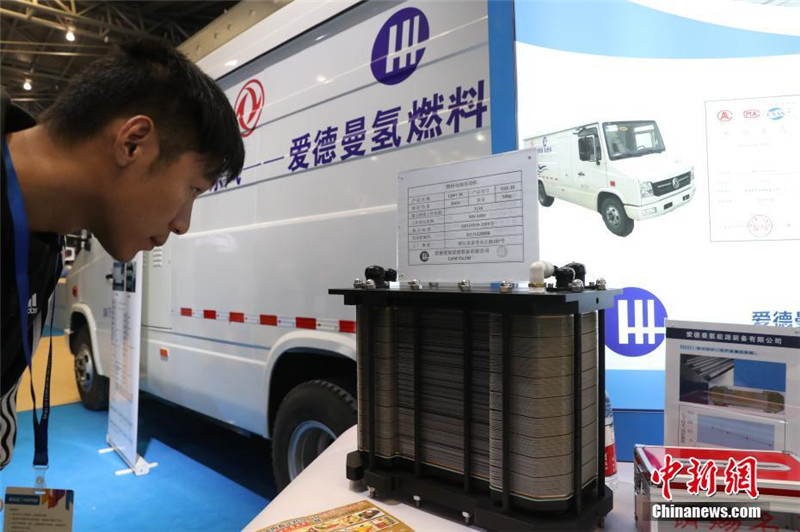 На фото: первый водородный аккумулятор из металла, полностью произведенный и разработанный в Китае