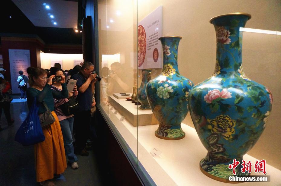 В городе Лоян представлены 108 реликвий с изображением пионов из Музея Гугун