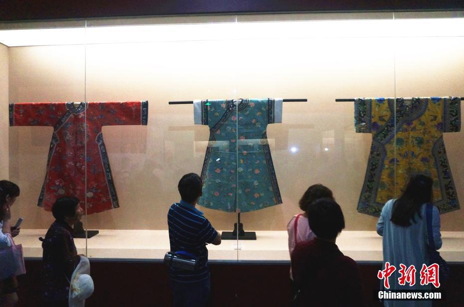В городе Лоян представлены 108 реликвий с изображением пионов из Музея Гугун