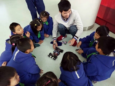 Школьников в Шанхае знакомят с технологией искусственного интеллекта