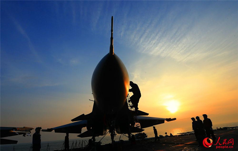 Фото возвращения истребителей «Цзянь-15» на авианосец «Ляонин»