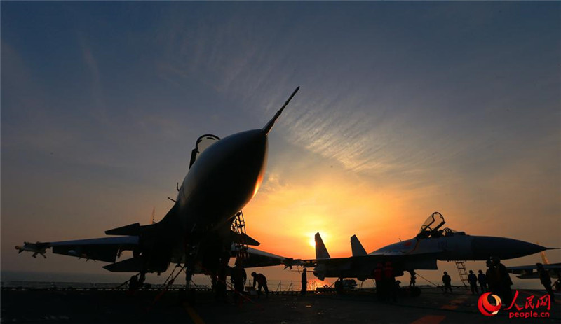 Фото возвращения истребителей «Цзянь-15» на авианосец «Ляонин»