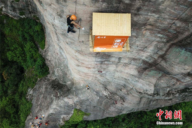 На отвесной скале в провинции Хунань появился магазин для альпинистов