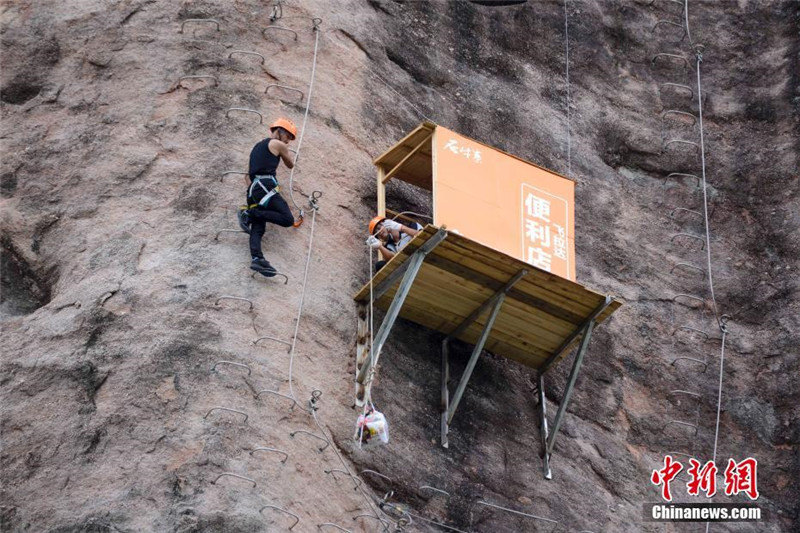 На отвесной скале в провинции Хунань появился магазин для альпинистов