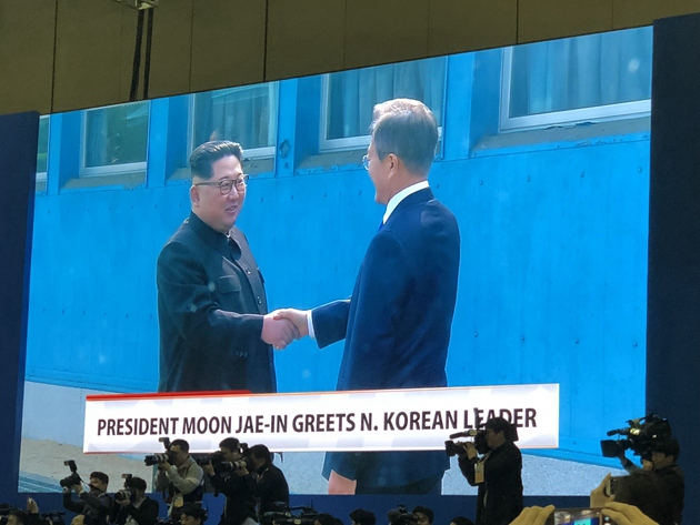 Молния: Ким Чен Ын пересек межкорейскую границу, став первым верховным лидером КНДР, прибывшим на территорию Республики Корея