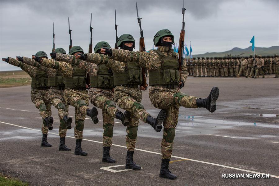 На казахстанской военной базе "Отар" прошла репетиция парада в честь Дня защитника Отечества