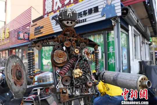 Робот из деталей от старых мотоциклов появился в городе Цзилинь