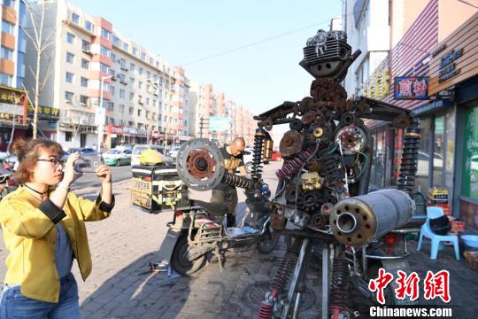 Робот из деталей от старых мотоциклов появился в городе Цзилинь