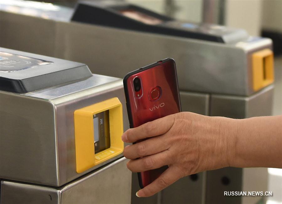 Пассажиры пекинского метро теперь могут оплатить проезд путем сканирования QR-кода с помощью смартфона
