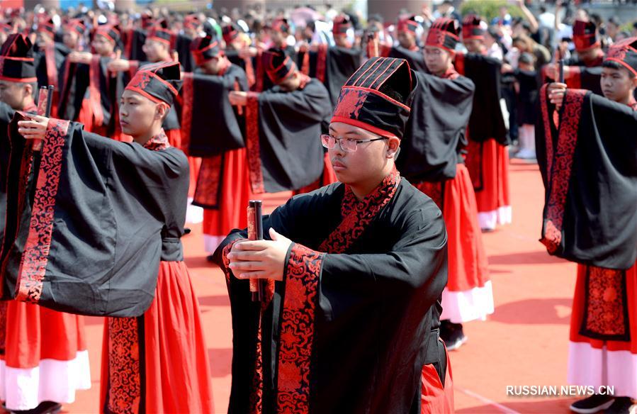 В древнем китайском городе Сиань прошла церемония посвящения в совершеннолетие для старшеклассников