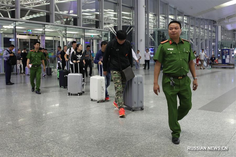 Вьетнамская полиция передала китайской стороне восьмерых разыскивавшихся в рамках операции "Охота на лис" подозреваемых 