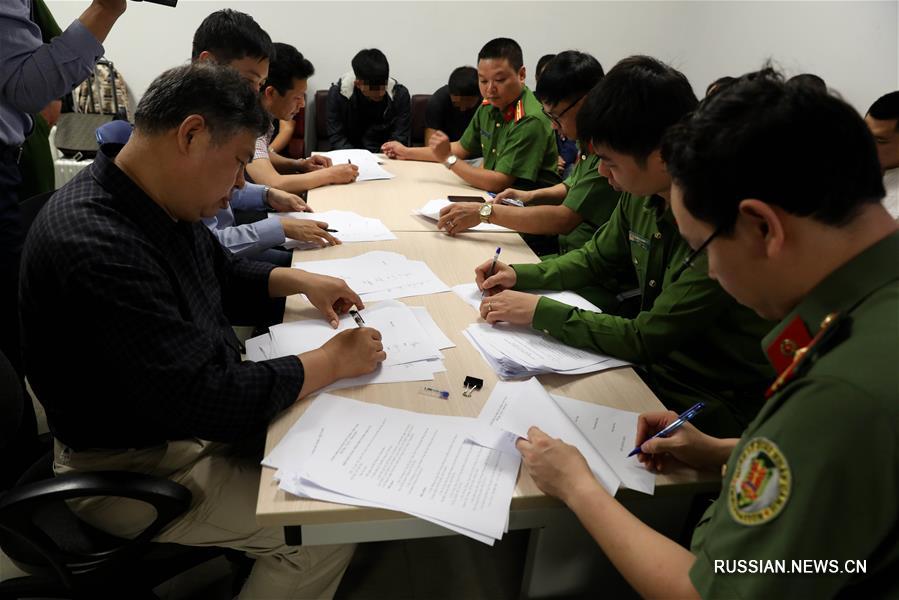 Вьетнамская полиция передала китайской стороне восьмерых разыскивавшихся в рамках операции "Охота на лис" подозреваемых 