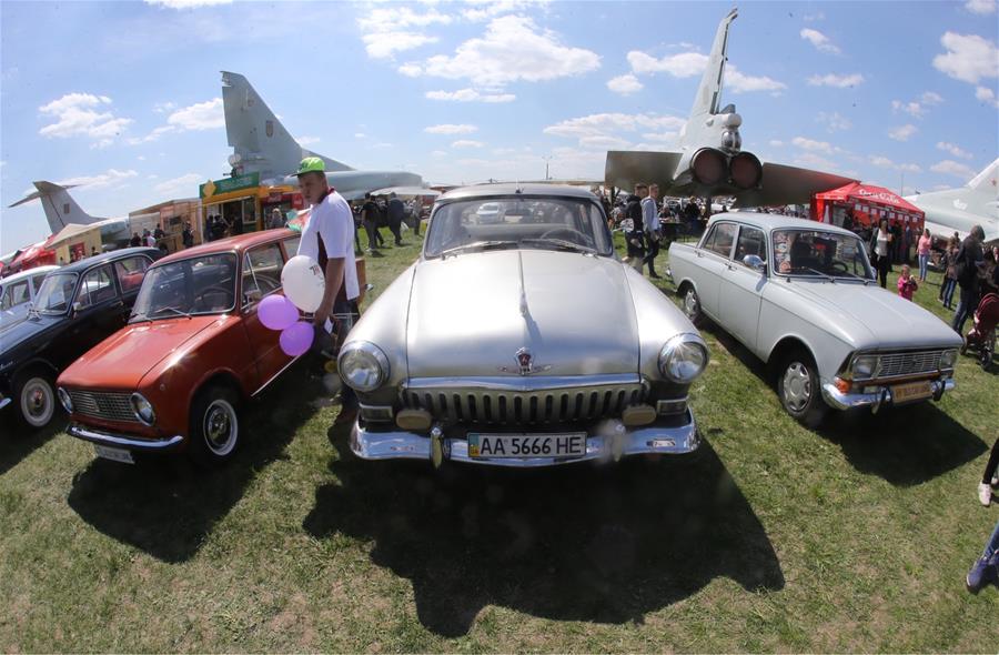 В Киеве проходит фестиваль ретро-техники "OldCarLand"