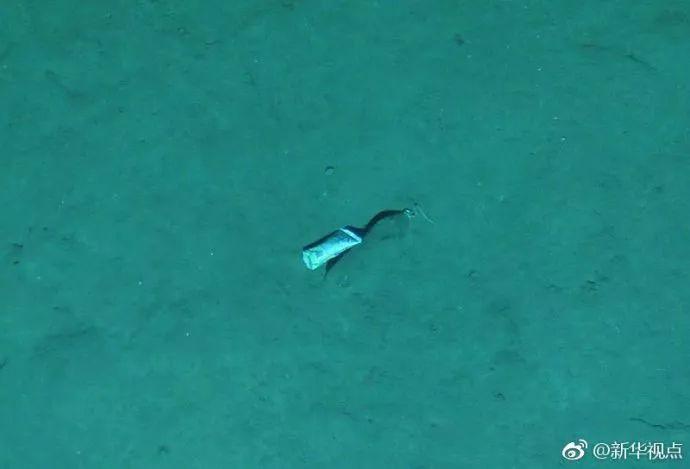 На дне моря глубиной 3900 м китайским бастикафом обнаружен пластмасовый мусор