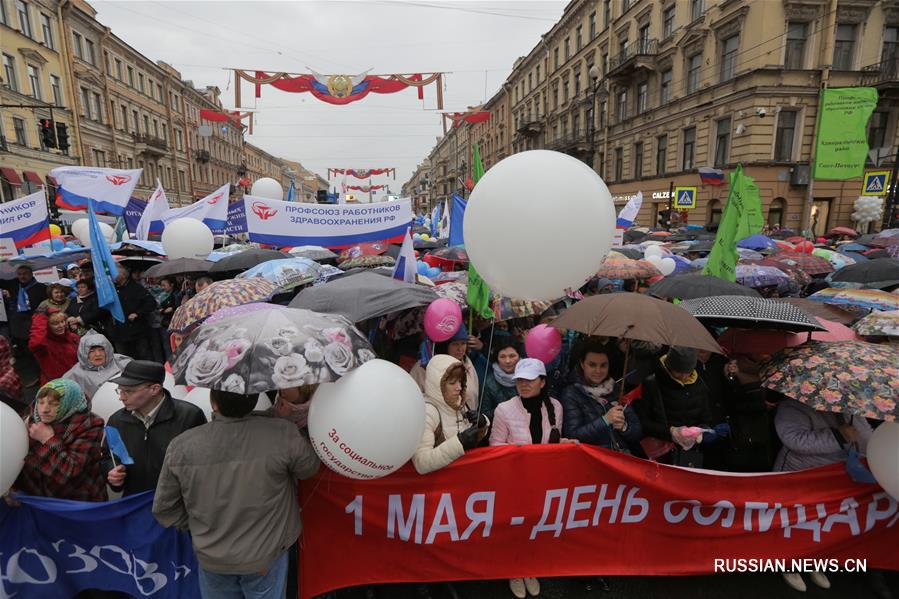 В первомайском шествии в Санкт-Петербурге участвовали 60 тыс человек