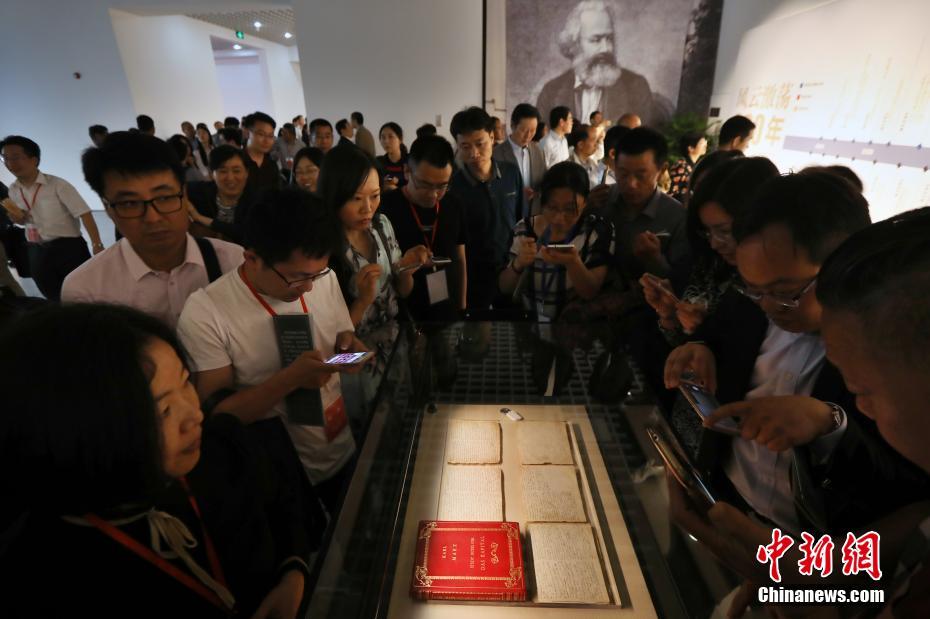 На фото: посетители осматривают рукопись четвертой записной книжки «Записки из Брюсселя» Карла Маркса