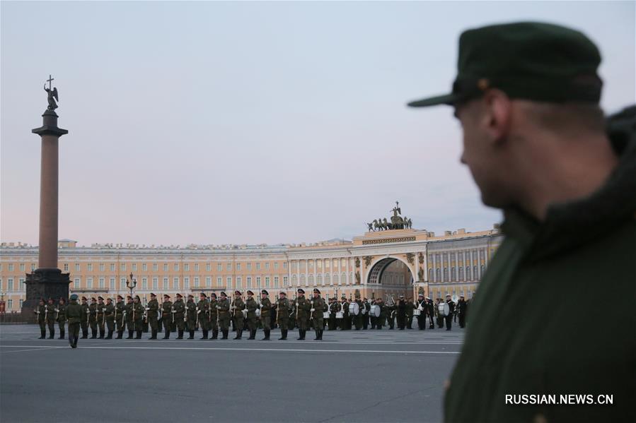 Репетиция Парада Победы на Дворцовой площади Санкт-Петербурга