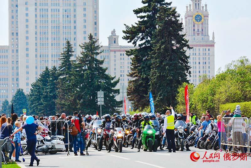 В московском мотопараде приняли участие более пяти тысяч человек