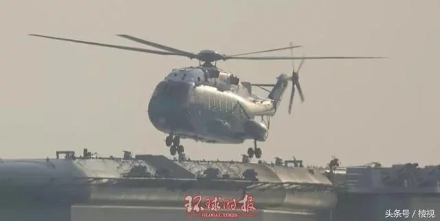 Впервые на китайском авианосце вертолет совершил взлет и посадку