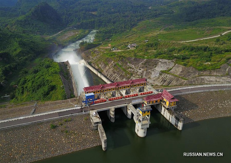 Плотина в Индонезии, построенная китайской корпорацией Sinohydro Group