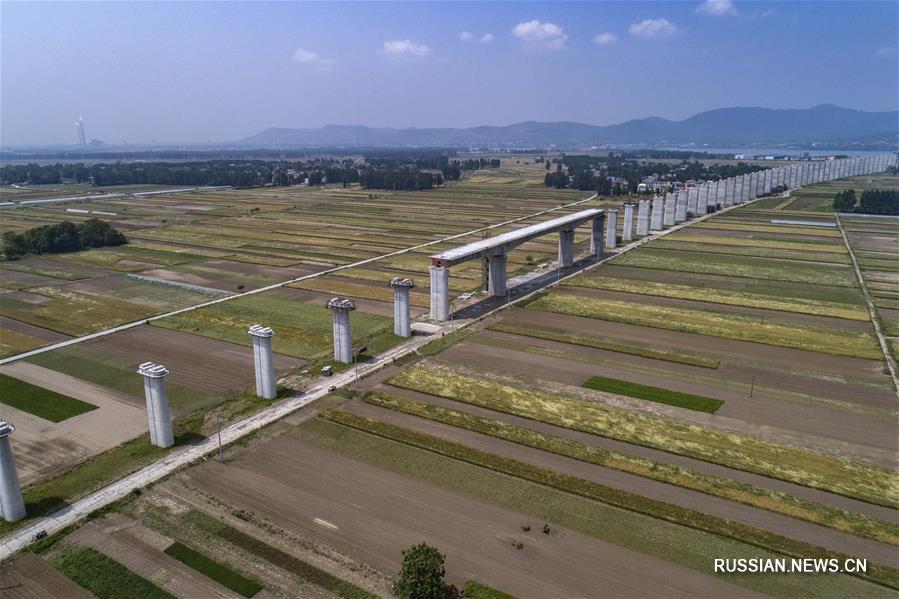 Продолжается строительство моста через реку Ханьцзян -- участка ВСЖД Ухань-Шиянь