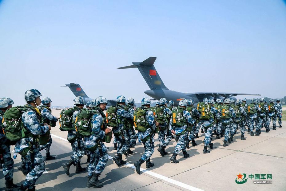 С военно-транспортного самолета Юнь-20 ВВС НОАК впервые проведены прыжки с парашютом ВДВ