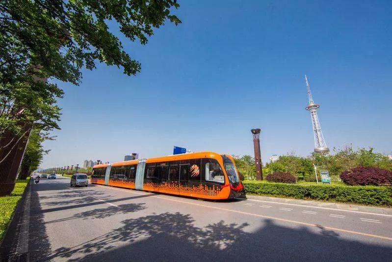 В провинции Хунань запустили в тестовую эксплуатацию безрельсовый «умный» трамвай 