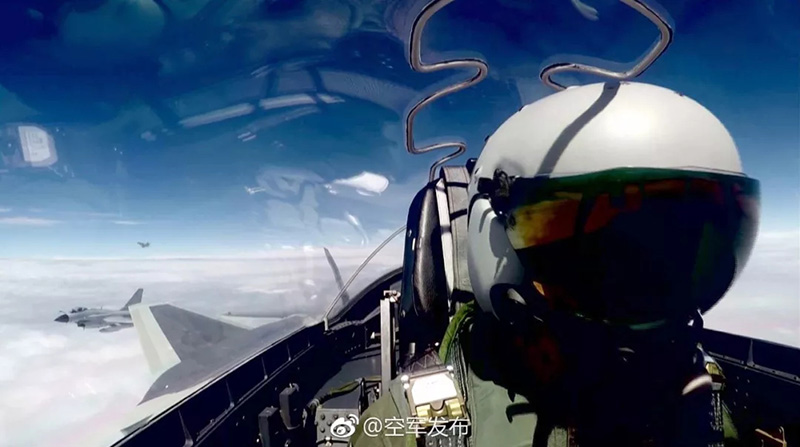 Китайские истребители J-20 впервые провели тренировку по боевой подготовке над морем