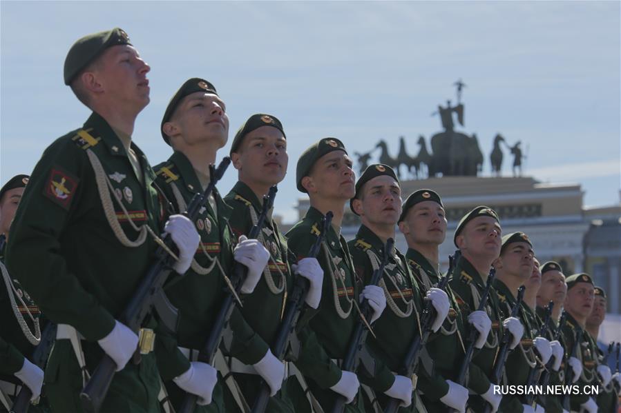 В Санкт-Петербурге прошел военный парад в честь 73-летия победы в ВОВ