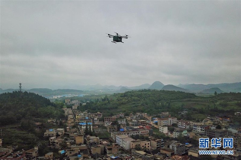 БПЛА с грузом в ходе полета над офисом отделения Почты Китая в поселке Вэйчжэн города Цинчжэн провинции Гуйчжоу 