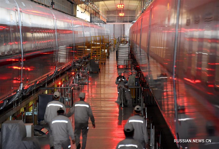 В Циндао испытывают новый поезд "Фусин" повышенной пассажировместимости