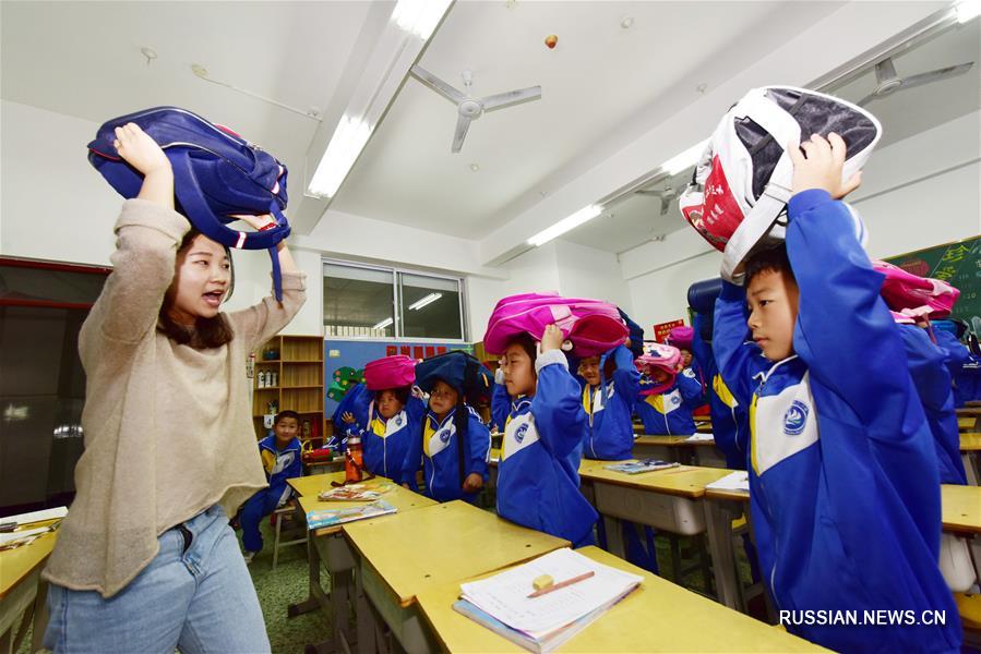 Китайские школьники учатся самозащите при стихийных бедствиях