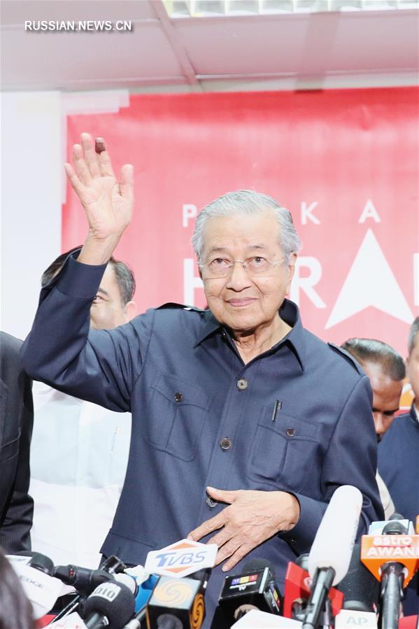 Экс-премьеру Малайзии запретили покидать страну