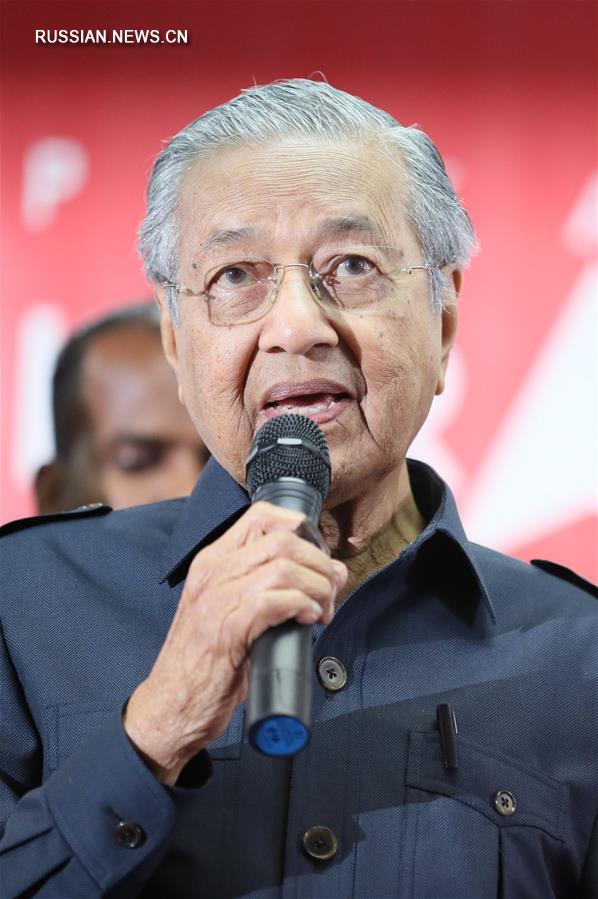 Экс-премьеру Малайзии запретили покидать страну