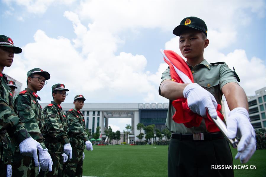 Более 300 аомэньских школьников собрались в лагере "Общение под государственным флагом КНР"